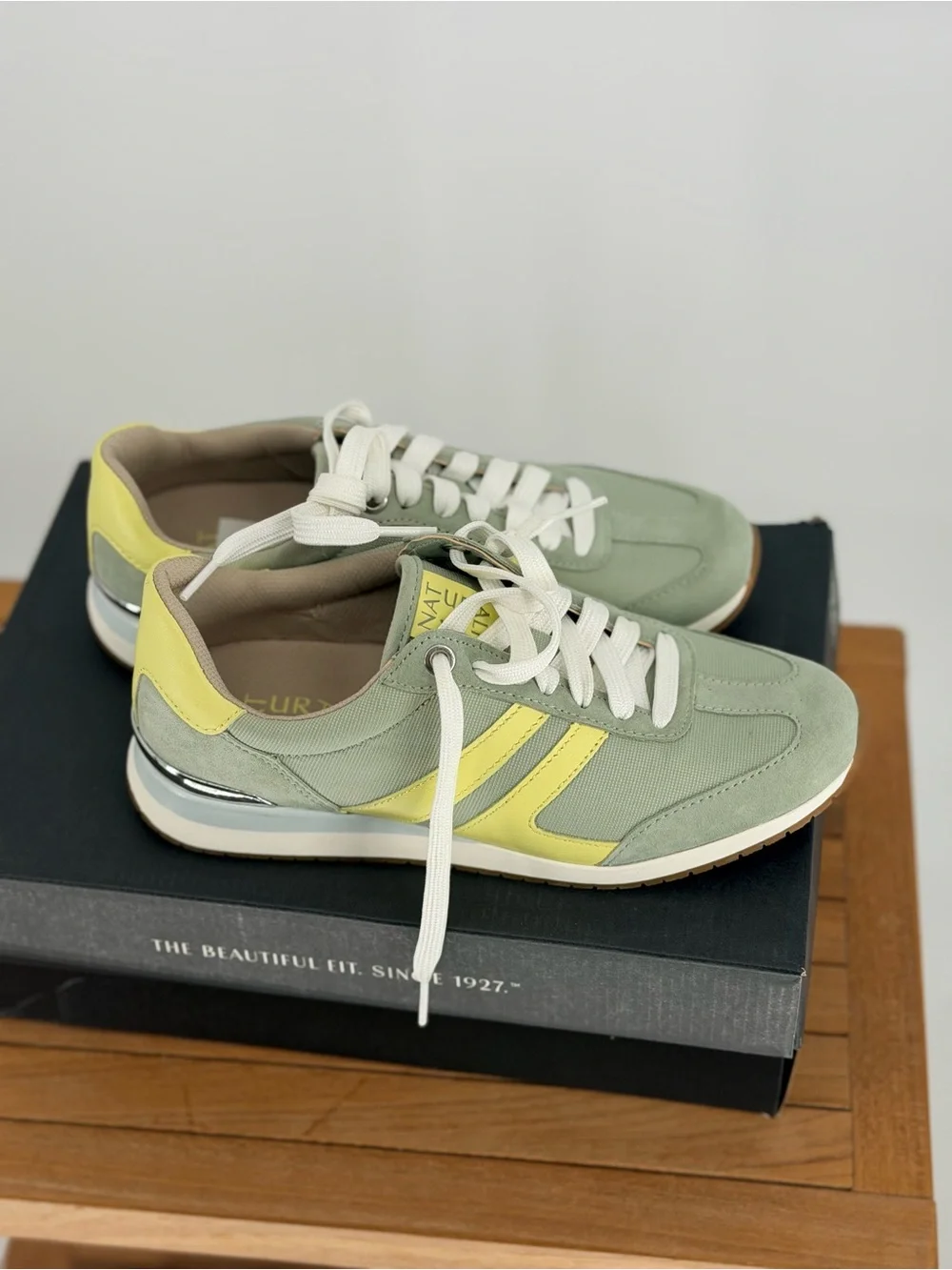 New Women’s Naturalizer Sneakers  size 5